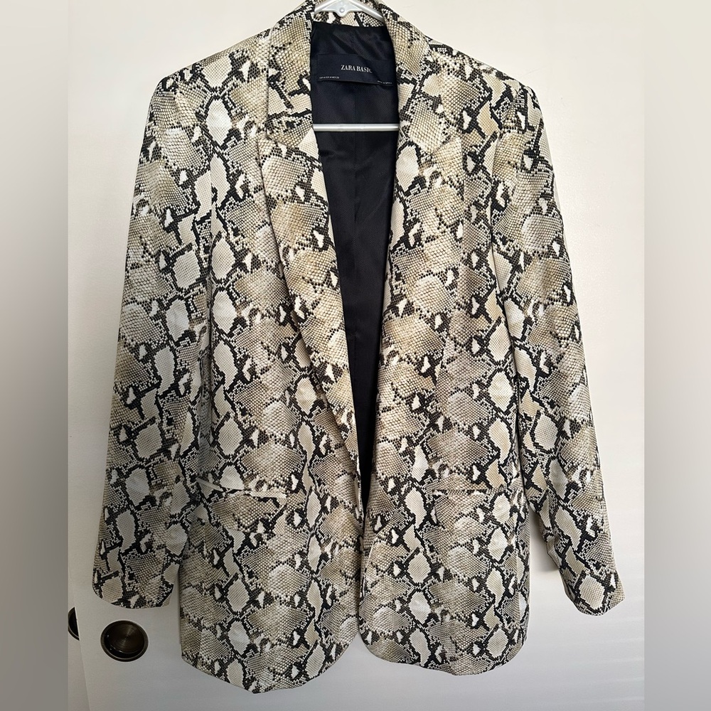 ZARA BASIC
SIZE M
SNAKEPRINT BLAZER